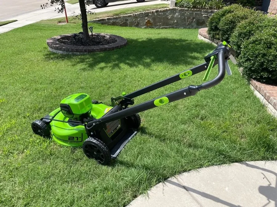 Greenworks 80V 21-Inch Self-Propelled Lawn Mowers. 4 Greenworks 80V 21-Inch Self-Propelled Lawn Mowers. - Image 4